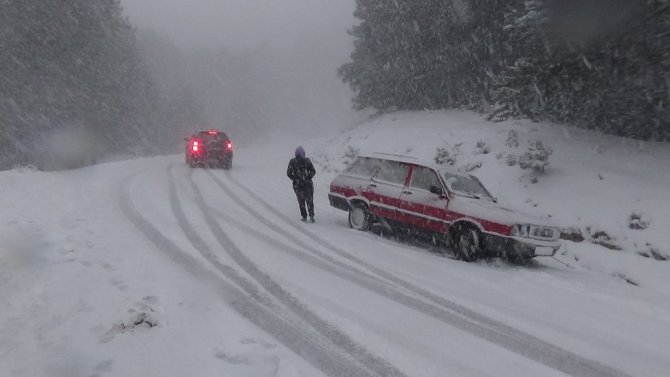 Kazdağları’nda onlarca araç kar nedeniyle mahsur kaldı