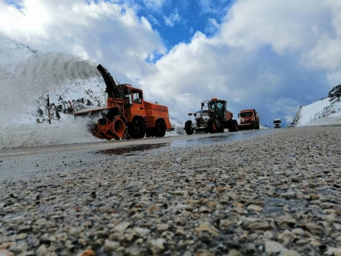 Antalya-Konya yolunda karla mücadele