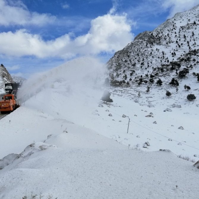 Antalya-Konya yolunda karla mücadele