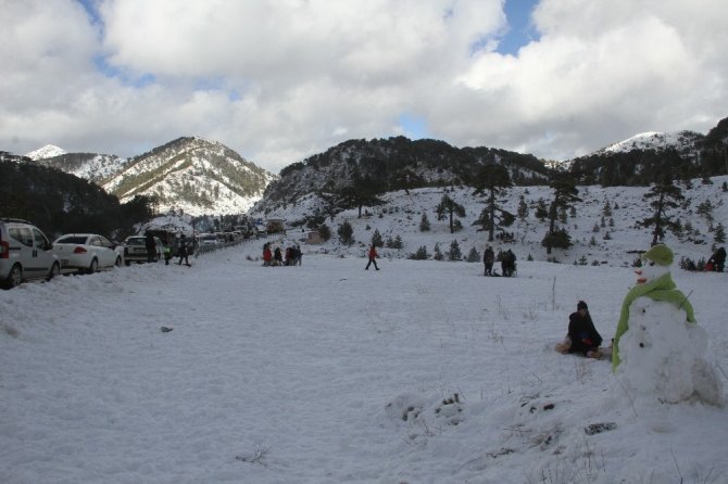 Fethiye’nin  yüksek kesimlerine yılın ilk karı düştü
