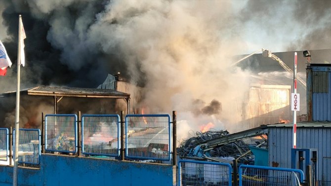 Kocaeli'de fabrikada çıkan yangın söndürülmeye çalışılıyor
