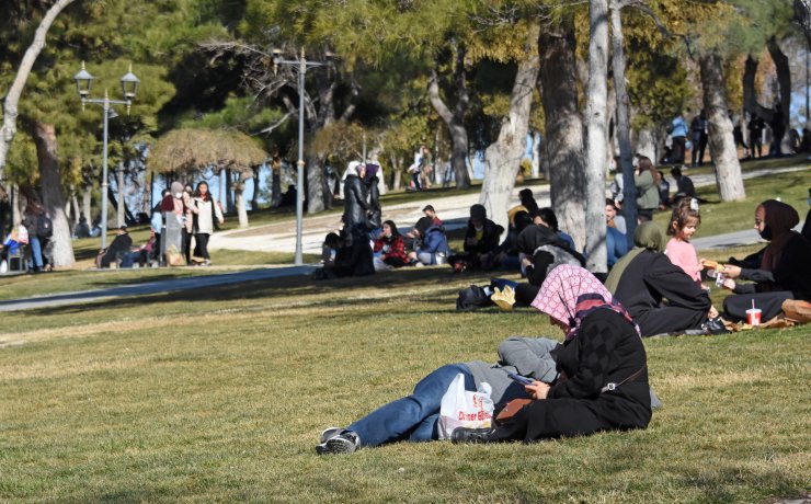Konya'da sıcak hava koronavirüsü unutturdu