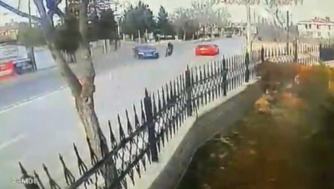 Konya'da otomobilin çarptığı motosiklet sürücüsü hayatını kaybetti...İşte kaza anının görüntüleri