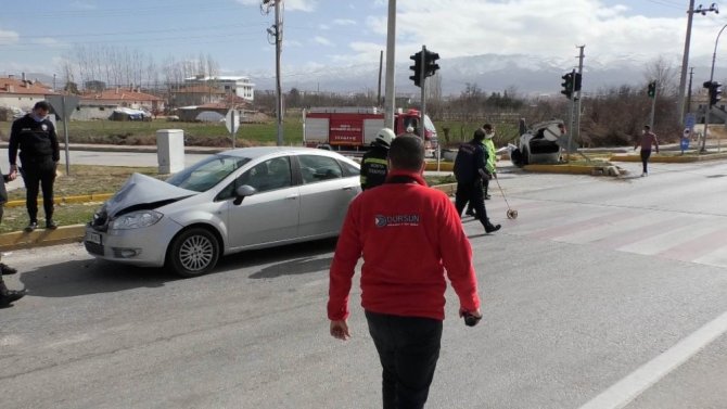Konya’da çarpışan otomobillerden biri takla attı, sürücüsü yaralandı