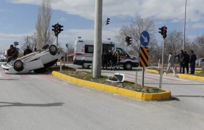 Konya’da çarpışan otomobillerden biri takla attı, sürücüsü yaralandı