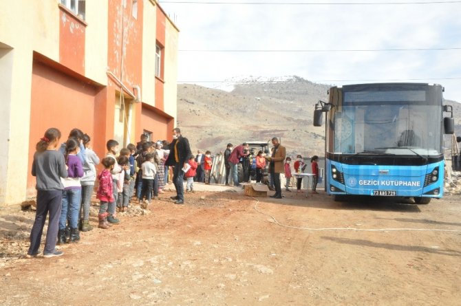 Gezici kütüphane çocuklar için köy yollarında