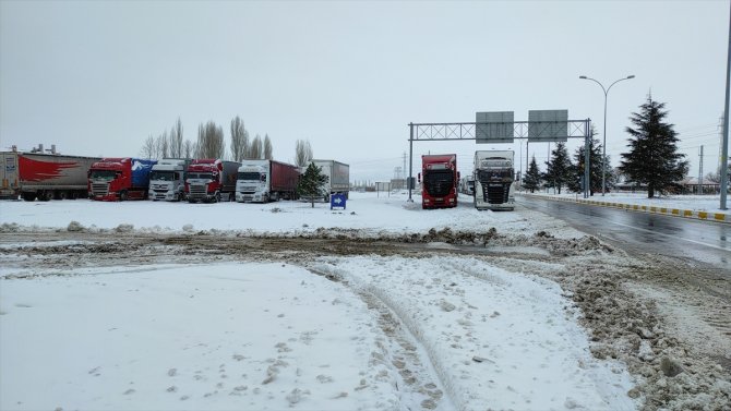 Konya-Antalya kara yolunda ulaşım kar yağışı nedeniyle güçlükle sağlanıyor
