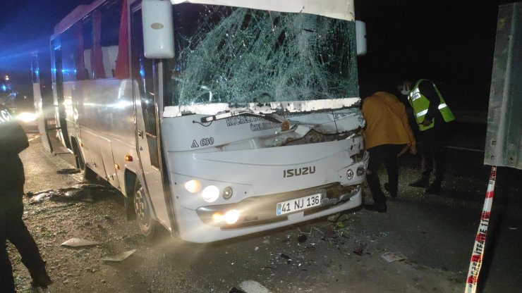 Özel halk otobüsü TIR’a çarptı: 6 yaralı