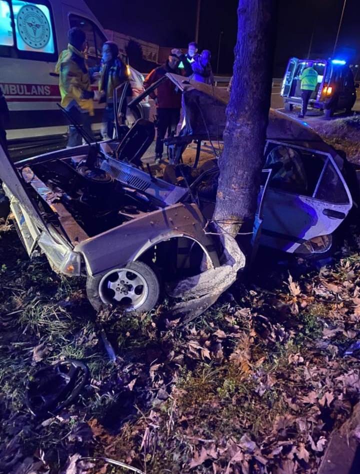 Otomobil ağaca çarptı; anne- baba öldü, 4 çocuk yaralandı