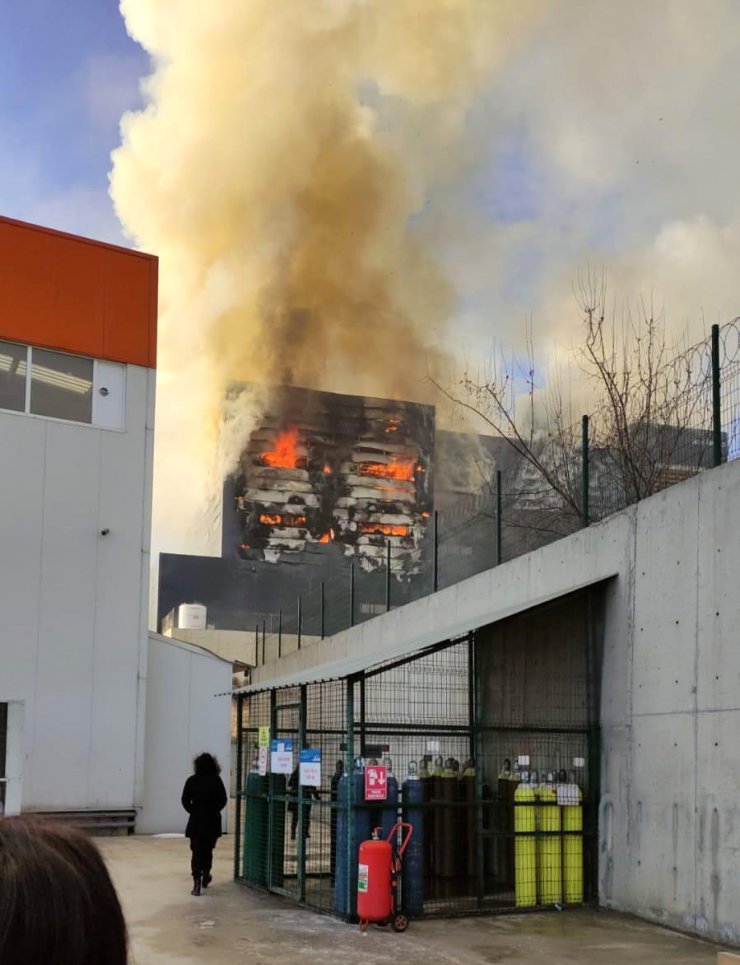 Ankara'da gıda şirketi deposu yandı