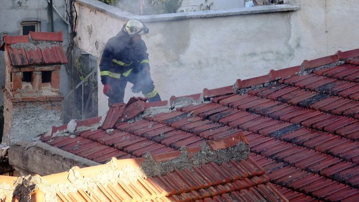2 katlı metruk evin çatısında çıkan yangın, büyümeden söndürüldü