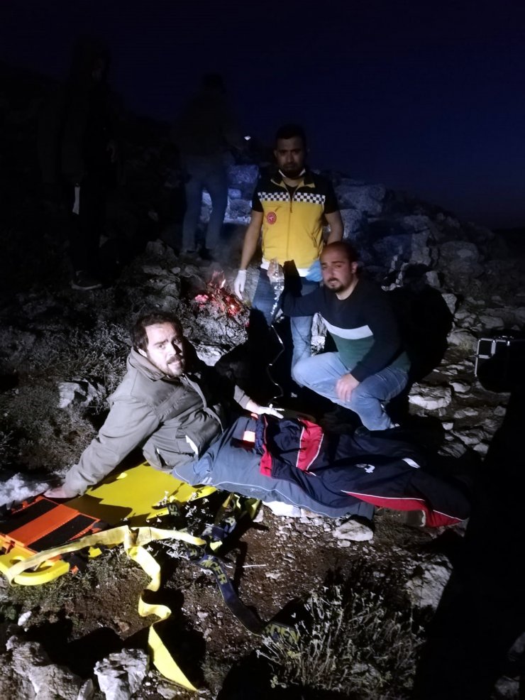 Dağda kayıp hayvanlarını ararken düşüp yaralanan 2 kişi, helikopterle kurtarıldı