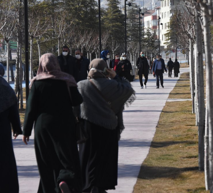 Vaka sayısı artan Konya'da, kısıtlamaya rağmen hareketlilik