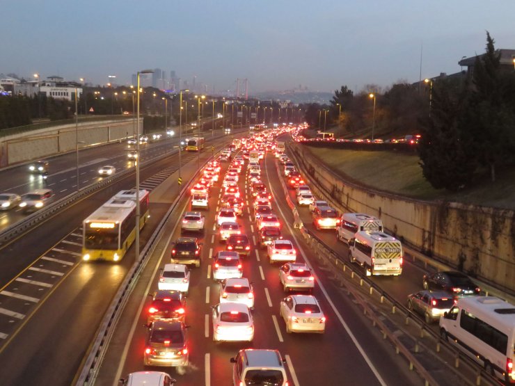 56 saatlik kısıtlama sonrası 15 Temmuz Şehitler Köprüsü'nde trafik yoğunluğu