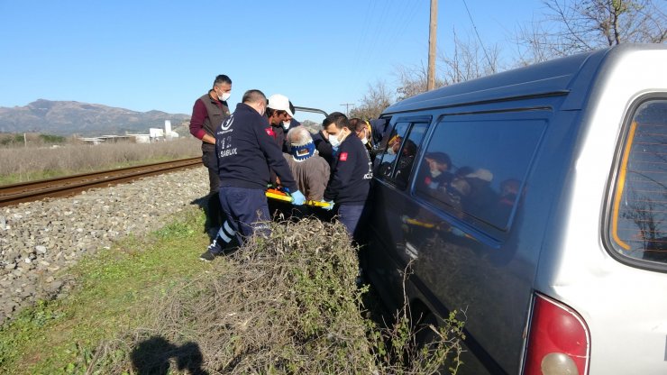 Aydın'da, karşı şeride geçen minibüsteki 3 kişi yaralandı