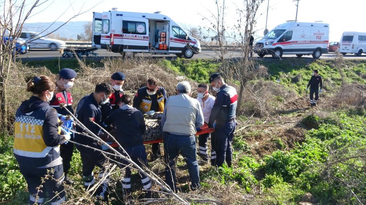 Aydın'da, karşı şeride geçen minibüsteki 3 kişi yaralandı