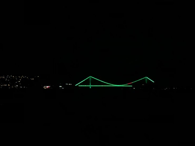 Köprüler yeşil renklerle aydınlatıldı