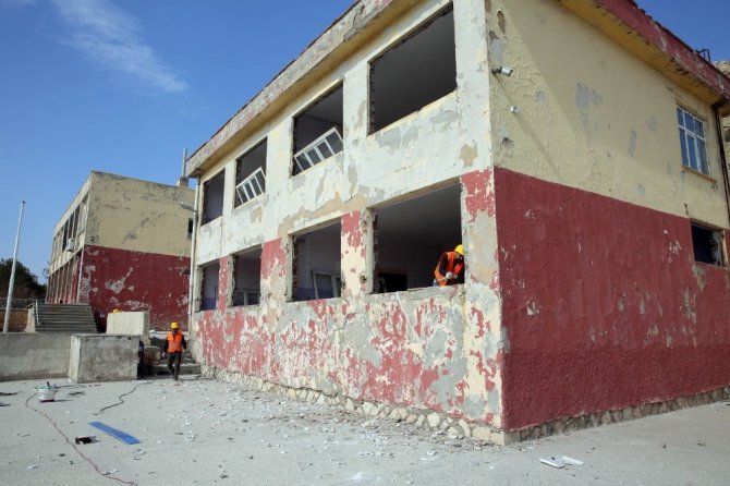 Risk oluşturan okulun yıkımına başlandı