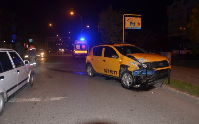 Ambulans ile ticari taksi çarpıştı: 1 yaralı