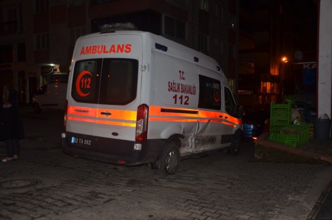 Ambulans ile ticari taksi çarpıştı: 1 yaralı