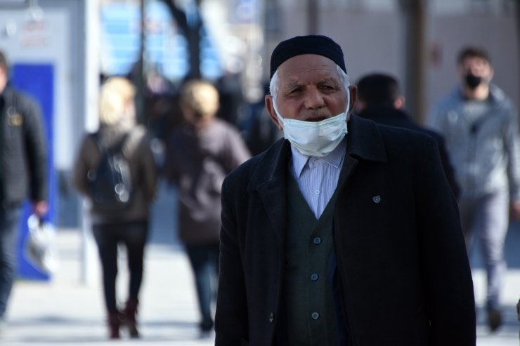 'Çok yüksek riskli' Konya'da sıcaklık arttı, maske ve mesafe unutuldu