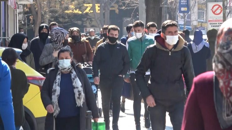 'Çok yüksek riskli' Konya'da sıcaklık arttı, maske ve mesafe unutuldu