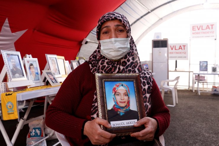 Diyarbakır annelerinin 'Dünya Kadınlar Günü' mesajı: Evlatlarımızı teslim etsinler