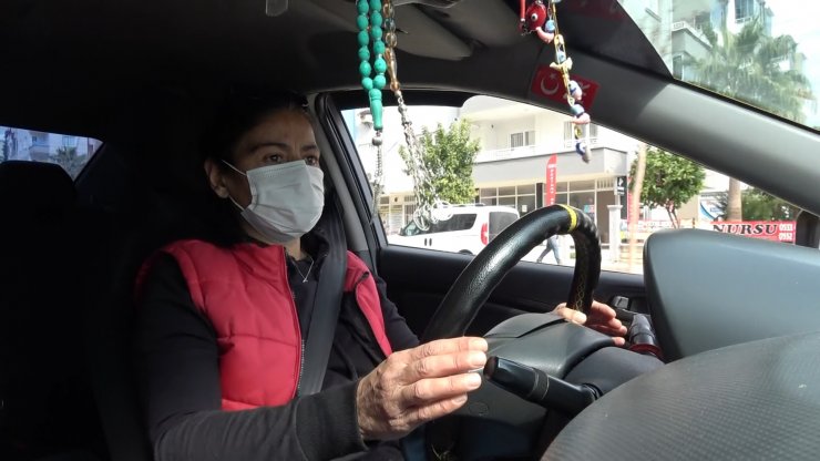 Kadın taksi şoförünü görenler önce şaşırıyor sonra tebrik ediyor