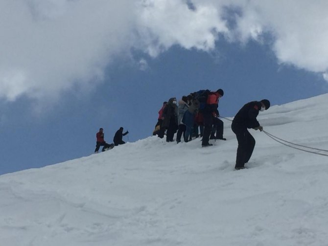 Karlı dağda mahsur kalan 9 kişiyi jandarma kurtardı