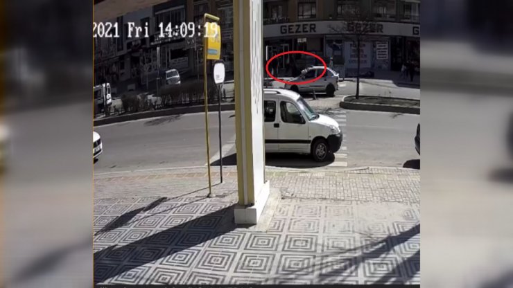 Otomobilin çarptığı kadın, metrelerce havada savruldu