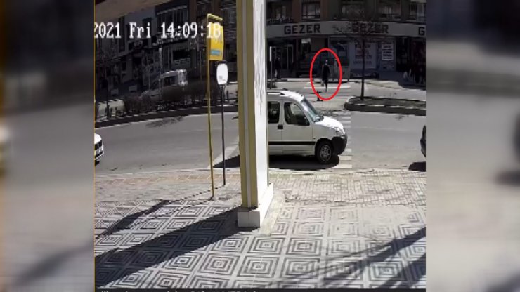 Otomobilin çarptığı kadın, metrelerce havada savruldu