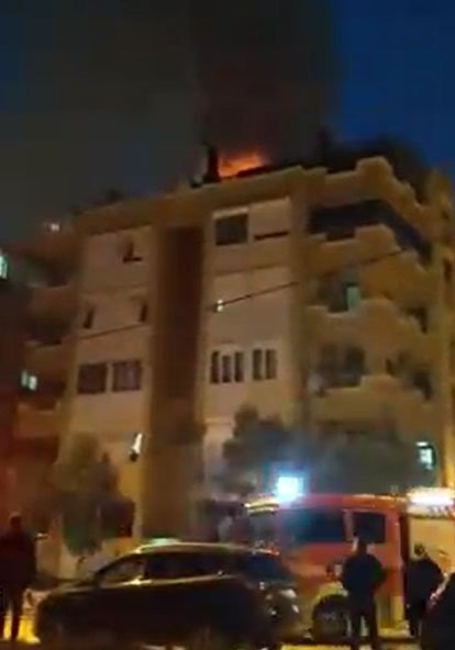 5 katlı apartmanın çatı katında yangın çıktı