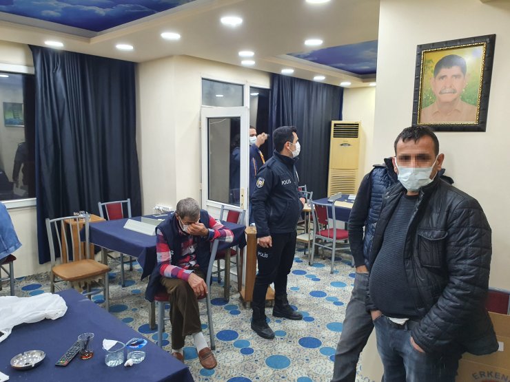 Güvenlik kameralı kahvehanede kumar oynayan 30 kişiye ceza