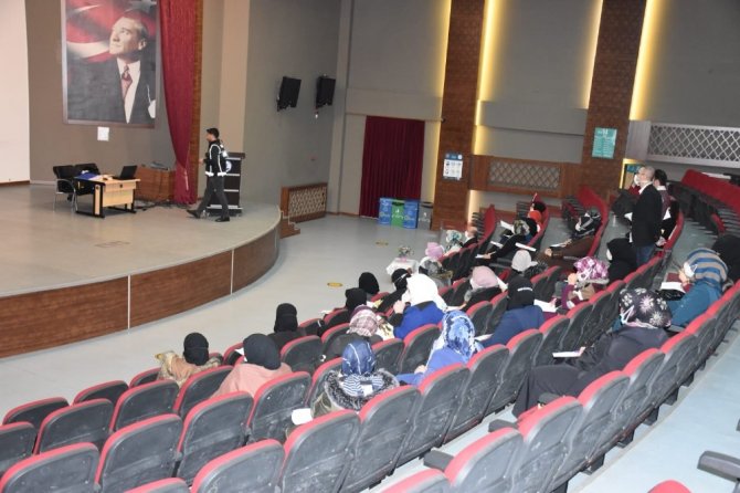 Konya’da narkotik polisinden Dünya Kadınlar Günü’nde eğitim