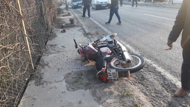 Sokak köpeğine çarpan motosikletli yaralandı; köpek öldü