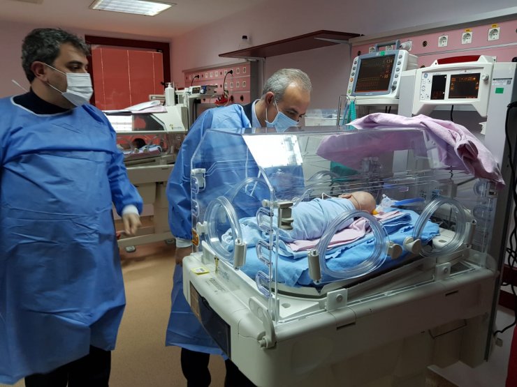 Uçakta bebeğin hayatını kurtaran doktor vekil, 2 hastaya daha müdahale etmiş