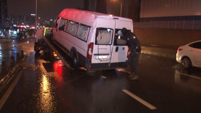 Kaza yapan polis minibüsü yan yattı: 2 yaralı