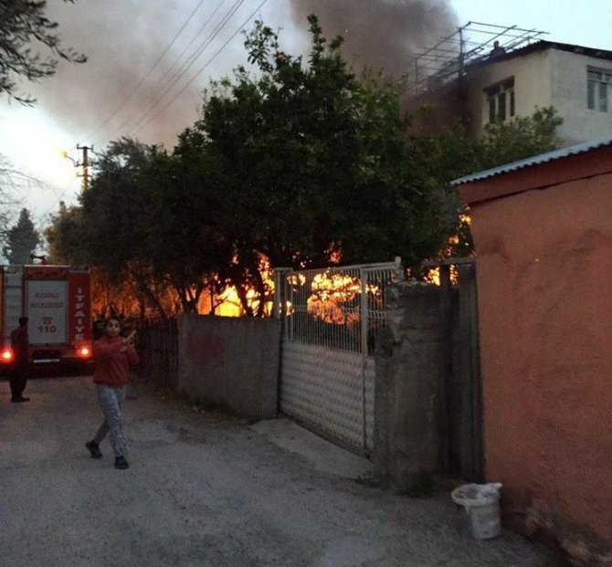 Marangozhanede çıkan yangın eve sıçradı, 4 kişi dumandan etkilendi