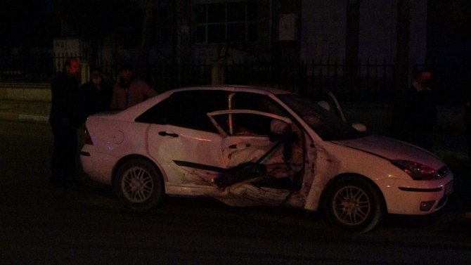 Otomobil ve ticari araç çarpıştı: 2 yaralı