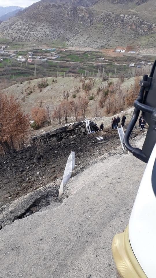 Şırnak’ta kömür yüklü tır şarampole yuvarlandı: 1 yaralı