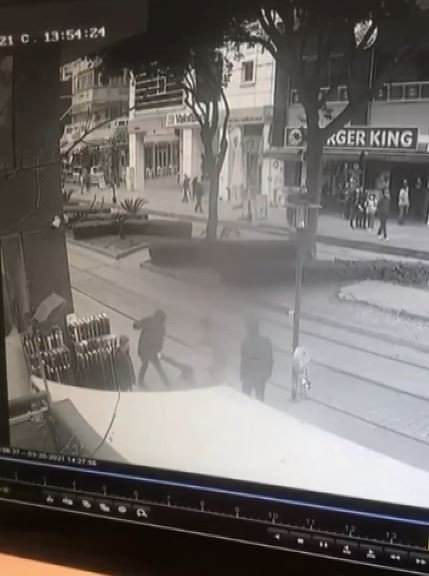 Yerden aldığı şişeyle yanında yürüyen kişiyi darp eden saldırgan, kadının araya girmesiyle kaçtı