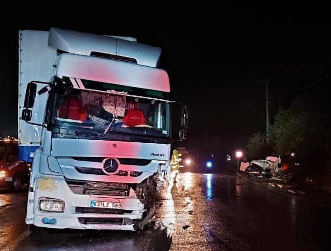 Tır ile otomobil kafa kafaya çarpıştı: 1 ölü