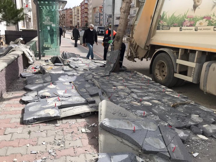 Konya'da fırtına; kerpiç ev yıkıldı, binanın çatısı uçtu