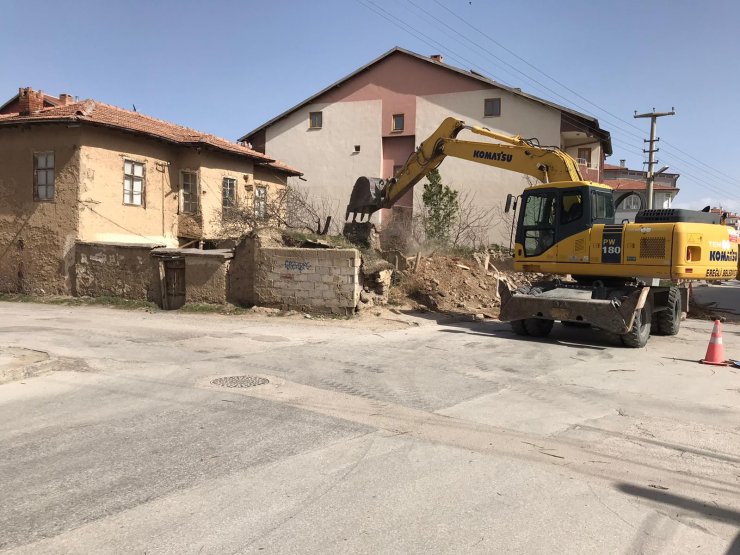 Konya'da fırtına; kerpiç ev yıkıldı, binanın çatısı uçtu
