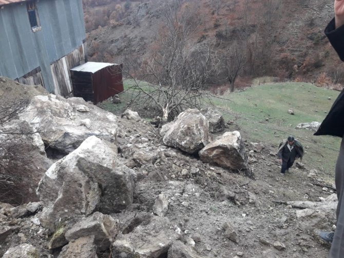 Köylülerin uykularını kaçıran kaya ortadan kaldırıldı