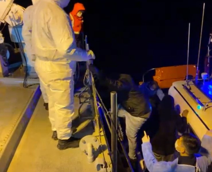 Pınar Adası'na sığınan 36 kaçak göçmen kurtarıldı