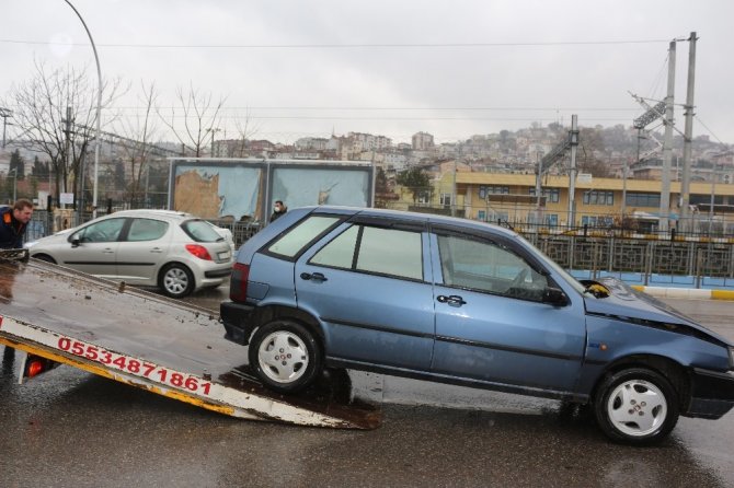 U dönüşü yapmak isterken kazaya sebep oldu: 3 yaralı