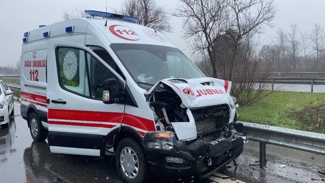 Hasta sevki yapan ambulansla otomobil çarpıştı