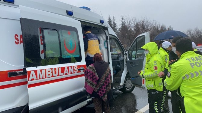 Hasta sevki yapan ambulansla otomobil çarpıştı