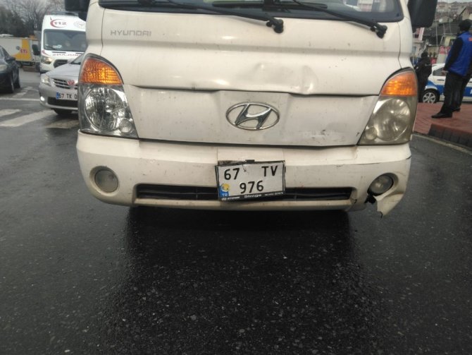 Kamyonet, otomobile çarptı: 1 yaralı
